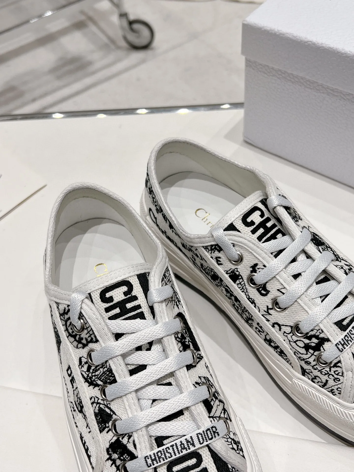 👟👟Ex-factory price 520👟👟 Women's Shoes Women's Clothing Dior Series Dior Dior 2024 Walk'n Series Presbyopia Embroidery Thick-soled Canvas Shoes Casual Sports Shoes Original Purchase Development Production This Walk'n'Dior thick-soled sneaker is a fashionable item that enhances the style of this series. Oblique printed cotton embroidered upper with comfortable platform sole, tongue and Christian Dior 👟👟 ex-factory aris signature laces. Can add fashionable temperament to all kinds of casual looks ▪️Fabric: Original customized imported Oblique printed embroidery ▪️Inner lining: Imported soft sheepskin lining ▪️Outsole: Original exclusive molded T👟👟Factory price U material ▪️Sole thickness: 4.5CM ▪️Size: Women's 35-40